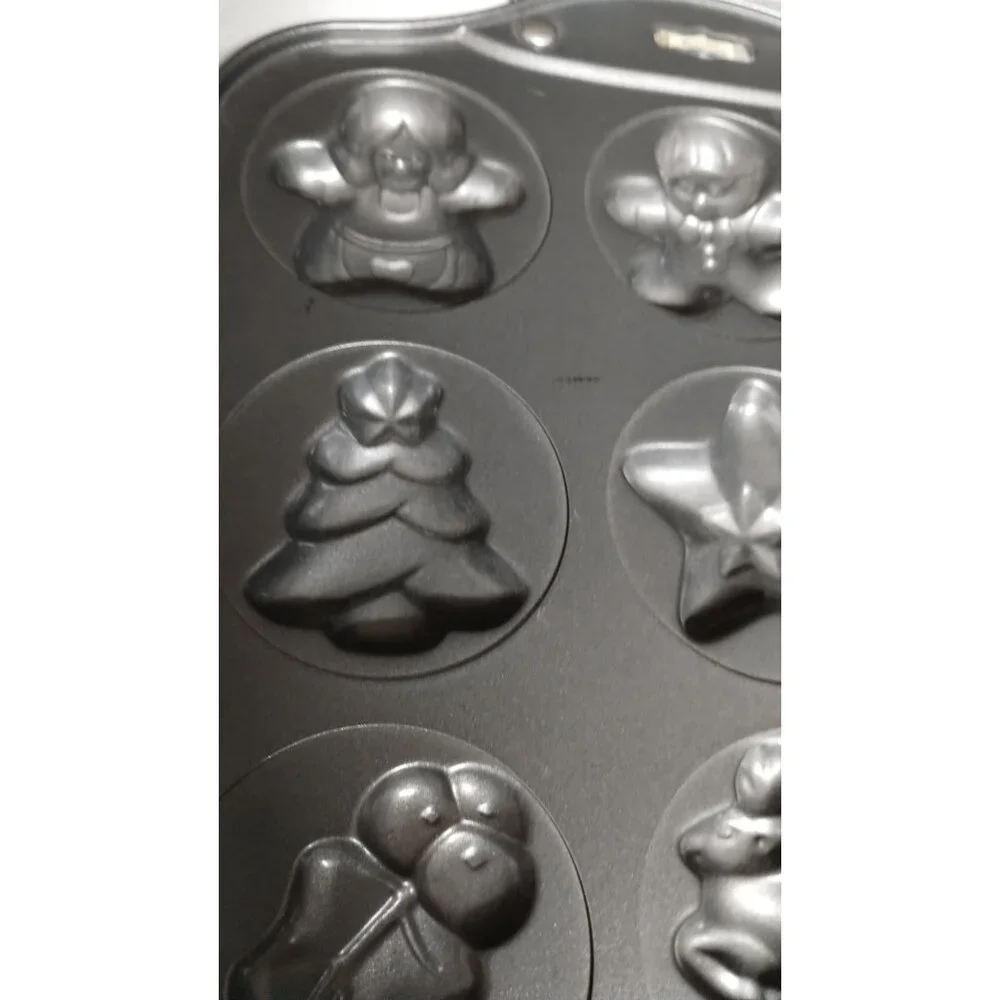 Nopro Non-Stick Holiday Bakeware‎ Pan With 12 Christmas Shapes Mold